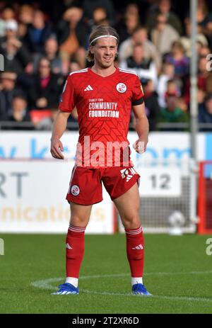 Ronan Darcy of Crawley während des Sky Bet EFL League 2 Spiels zwischen Crawley Town und Crewe Alexandra im Broadfield Stadium, Crawley, UK - 21. Oktober 2023 Foto Simon Dack / Teleobjektive nur redaktionelle Verwendung. Kein Merchandising. Für Football Images gelten Einschränkungen für FA und Premier League, inc. Keine Internet-/Mobilnutzung ohne FAPL-Lizenz. Weitere Informationen erhalten Sie bei Football Dataco Stockfoto