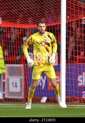 Harvey Davies von Crewe während des Sky Bet EFL League 2 Spiels zwischen Crawley Town und Crewe Alexandra im Broadfield Stadium, Crawley, UK - 21. Oktober 2023 Foto Simon Dack / Teleobjektive nur redaktionelle Verwendung. Kein Merchandising. Für Football Images gelten Einschränkungen für FA und Premier League, inc. Keine Internet-/Mobilnutzung ohne FAPL-Lizenz. Weitere Informationen erhalten Sie bei Football Dataco Stockfoto