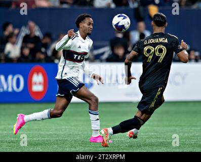 Vancouver, Kanada. Oktober 2023. Ali Ahmed (L) und Denis Bouanga (L) des Vancouver Whitecaps FC und Denis Bouanga des Los Angeles FC kämpfen um den Ball beim Major League Soccer (MLS)-Spiel 2023 zwischen dem Vancouver Whitecaps FC und dem Los Angeles FC in Vancouver, Kanada, am 21. Oktober 2023. Quelle: Andrew Soong/Xinhua/Alamy Live News Stockfoto