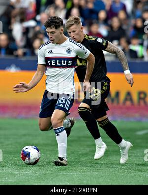 Vancouver, Kanada. Oktober 2023. Sebastian Berhalter (L) von Vancouver Whitecaps FC und Mateusz Bogusz Bogusz von Los Angeles FC kämpfen um den Ball während des Spiels der Major League Soccer (MLS) 2023 zwischen dem Vancouver Whitecaps FC und dem Los Angeles FC, am 21. Oktober 2023 in Vancouver, Kanada. Quelle: Andrew Soong/Xinhua/Alamy Live News Stockfoto