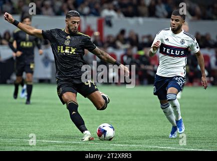 Vancouver, Kanada. Oktober 2023. Denis Bouanga (L) und Pedro Vite (L) des FC Vancouver Whitecaps kämpfen 2023 um den Ball während des Major League Soccer (MLS) Spiels zwischen dem FC Vancouver und dem FC Los Angeles am 21. Oktober 2023 in Vancouver, Kanada. Quelle: Andrew Soong/Xinhua/Alamy Live News Stockfoto