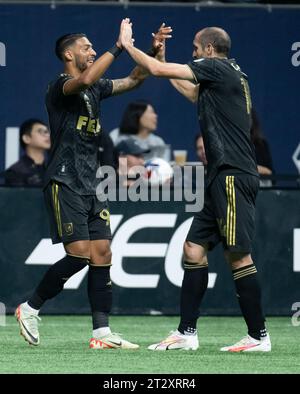 Vancouver, Kanada. Oktober 2023. Denis Bouanga (L) und Giorgio Chiellini feiern das Eröffnungstor ihres Teams während des Spiels der Major League Soccer (MLS) 2023 zwischen dem Vancouver Whitecaps FC und dem Los Angeles FC in Vancouver, Kanada, am 21. Oktober 2023. Quelle: Andrew Soong/Xinhua/Alamy Live News Stockfoto