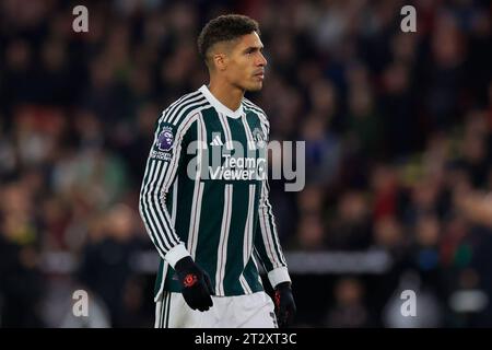 Sheffield, Großbritannien. Oktober 2023. Raphael Varane #19 von Manchester United während des Premier League-Spiels Sheffield United gegen Manchester United in der Bramall Lane, Sheffield, Großbritannien, 21. Oktober 2023 (Foto: Conor Molloy/News Images) in Sheffield, Großbritannien am 21. Oktober 2023. (Foto: Conor Molloy/News Images/SIPA USA) Credit: SIPA USA/Alamy Live News Stockfoto
