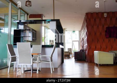 Elegantes Esszimmer mit Küchenset, Sofa, Holzboden und Zugang zum Außenbereich Stockfoto