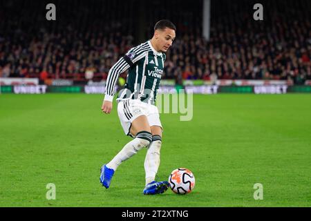 Anthony #21 von Manchester United kontrolliert den Ball während des Premier League-Spiels Sheffield United gegen Manchester United in der Bramall Lane, Sheffield, Großbritannien, 21. Oktober 2023 (Foto: Conor Molloy/News Images) Stockfoto