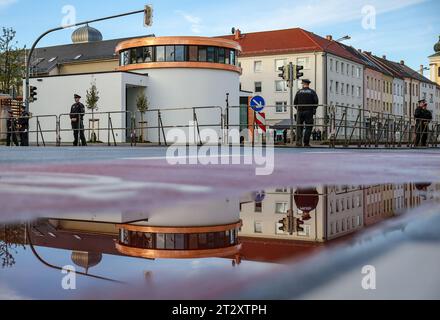 22. Oktober 2023, Sachsen-Anhalt, Dessau-Roßlau: Polizeibeamte sichern die neu errichtete Synagoge vor der feierlichen Einweihung. Die Synagoge ergänzt das 1908 erbaute Rabbinerhaus, das heute unter Denkmalschutz steht. Kurt Weill verbrachte dort seine Kindheit, da sein Vater Albert Weill Kantor der Gemeinde war. Foto: Jan Woitas/dpa Stockfoto
