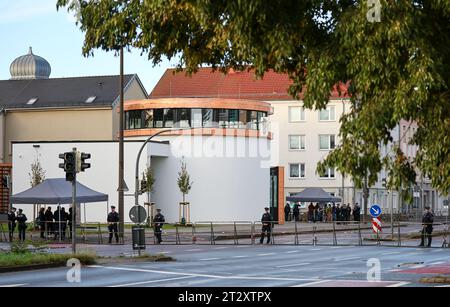 22. Oktober 2023, Sachsen-Anhalt, Dessau-Roßlau: Polizeibeamte sichern die neu errichtete Synagoge vor der feierlichen Einweihung. Die Synagoge ergänzt das 1908 erbaute Rabbinerhaus, das heute unter Denkmalschutz steht. Kurt Weill verbrachte dort seine Kindheit, da sein Vater Albert Weill Kantor der Gemeinde war. Foto: Jan Woitas/dpa Stockfoto