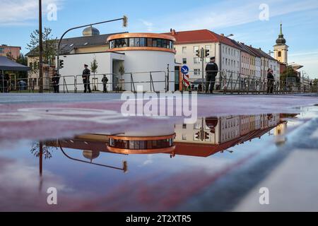 22. Oktober 2023, Sachsen-Anhalt, Dessau-Roßlau: Polizeibeamte sichern die neu errichtete Synagoge vor der feierlichen Einweihung. Die Synagoge ergänzt das 1908 erbaute Rabbinerhaus, das heute unter Denkmalschutz steht. Kurt Weill verbrachte dort seine Kindheit, da sein Vater Albert Weill Kantor der Gemeinde war. Foto: Jan Woitas/dpa Stockfoto