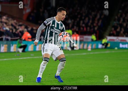 Anthony #21 von Manchester United kontrolliert den Ball während des Premier League-Spiels Sheffield United gegen Manchester United in der Bramall Lane, Sheffield, Großbritannien, 21. Oktober 2023 (Foto: Conor Molloy/News Images) Stockfoto