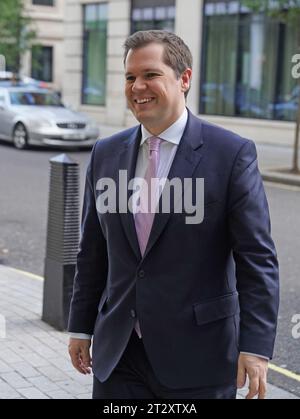 Einwanderungsminister Robert Jenrick kommt am BBC Broadcasting House in London an, um am Sonntag mit Laura Kuenssberg in der Sendung BBC One aktuelle Angelegenheiten zu sehen. Bilddatum: Sonntag, 22. Oktober 2023. Stockfoto