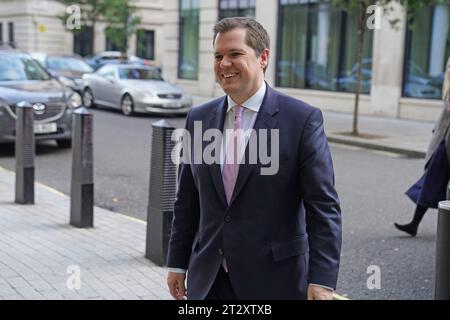 Einwanderungsminister Robert Jenrick kommt am BBC Broadcasting House in London an, um am Sonntag mit Laura Kuenssberg in der Sendung BBC One aktuelle Angelegenheiten zu sehen. Bilddatum: Sonntag, 22. Oktober 2023. Stockfoto