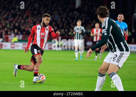 Sheffield, Großbritannien. Oktober 2023. Jayden Bogle #20 von Sheffield United wird während des Premier League-Spiels Sheffield United gegen Manchester United in der Bramall Lane, Sheffield, United Kingdom, 21. Oktober 2023 (Foto: Conor Molloy/News Images) in Sheffield, United Kingdom, am 21. Oktober 2023 angegriffen. (Foto: Conor Molloy/News Images/SIPA USA) Credit: SIPA USA/Alamy Live News Stockfoto