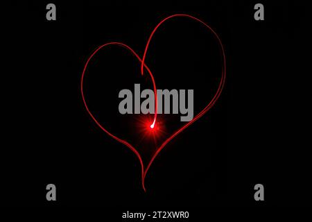 Hellrote Beschriftung mit der Freeze Light-Methode auf dem Foto zum Valentinstag, für Geschenke an Lieben. Stockfoto