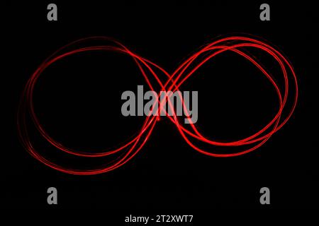 Hellrote Beschriftung mit der Freeze Light-Methode auf dem Foto zum Valentinstag, für Geschenke an Lieben. Stockfoto