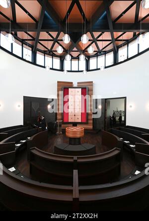 22. Oktober 2023, Sachsen-Anhalt, Dessau-Roßlau: Blick auf die neue Weill-Synagoge kurz vor ihrer offiziellen Einweihung. Die Synagoge ergänzt das 1908 erbaute Rabbinerhaus, das heute unter Denkmalschutz steht und in dem Kurt Weill seine Kindheit verbrachte. Mit der Synagoge verfügt die Gemeinde heute über ein modernes, barrierefreies religiöses und kulturelles Zentrum. Foto: Hendrik Schmidt/dpa Stockfoto
