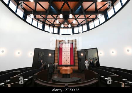 22. Oktober 2023, Sachsen-Anhalt, Dessau-Roßlau: Blick auf die neue Weill-Synagoge kurz vor ihrer offiziellen Einweihung. Die Synagoge ergänzt das 1908 erbaute Rabbinerhaus, das heute unter Denkmalschutz steht und in dem Kurt Weill seine Kindheit verbrachte. Mit der Synagoge verfügt die Gemeinde heute über ein modernes, barrierefreies religiöses und kulturelles Zentrum. Foto: Hendrik Schmidt/dpa Stockfoto