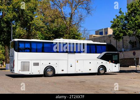 Touristenautobus für den Transport von Personengruppen auf Reisetouren Stockfoto