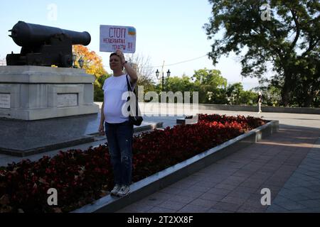 Odessa, Ukraine. Oktober 2023. Demonstranten, die Plakate mit ihren Meinungen halten, sind auf dem Dumskaja-Platz während einer Kundgebung gegen den Missbrauch von Haushaltsmitteln sichtbar. Eine weitere Kundgebung gegen unangemessene Ausgaben des Budgets fand in der Nähe des Rathauses auf dem Dumskaja-Platz statt. Der erste Protest fand Ende August 2023 statt. Den Teilnehmern zufolge sollten alle Haushaltsmittel für den Bedarf der Streitkräfte der Ukraine und nicht für Nebenkosten wie den Kauf von Neujahrsbäumen oder die Renovierung von Gebäuden verwendet werden. Quelle: SOPA Images Limited/Alamy Live News Stockfoto