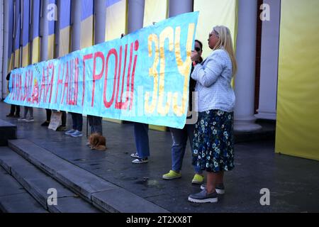 Odessa, Ukraine. Oktober 2023. Demonstranten halten ein großes Banner mit ihren Meinungen auf dem Dumskaja-Platz während einer Kundgebung gegen den Missbrauch von Haushaltsmitteln. Eine weitere Kundgebung gegen unangemessene Ausgaben des Budgets fand in der Nähe des Rathauses auf dem Dumskaja-Platz statt. Der erste Protest fand Ende August 2023 statt. Den Teilnehmern zufolge sollten alle Haushaltsmittel für den Bedarf der Streitkräfte der Ukraine und nicht für Nebenkosten wie den Kauf von Neujahrsbäumen oder die Renovierung von Gebäuden verwendet werden. Quelle: SOPA Images Limited/Alamy Live News Stockfoto