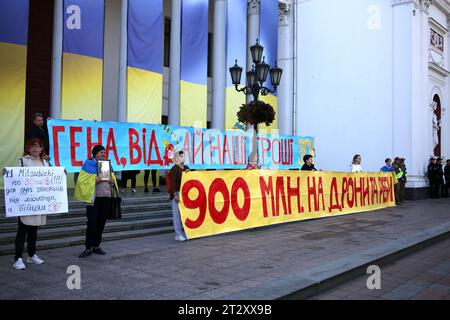 Odessa, Ukraine. Oktober 2023. Demonstranten halten ein großes Banner mit ihren Meinungen auf dem Dumskaja-Platz während einer Kundgebung gegen den Missbrauch von Haushaltsmitteln. Eine weitere Kundgebung gegen unangemessene Ausgaben des Budgets fand in der Nähe des Rathauses auf dem Dumskaja-Platz statt. Der erste Protest fand Ende August 2023 statt. Den Teilnehmern zufolge sollten alle Haushaltsmittel für den Bedarf der Streitkräfte der Ukraine und nicht für Nebenkosten wie den Kauf von Neujahrsbäumen oder die Renovierung von Gebäuden verwendet werden. Quelle: SOPA Images Limited/Alamy Live News Stockfoto