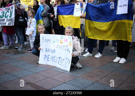 Odessa, Ukraine. Oktober 2023. Demonstranten, die Plakate mit ihren Meinungen halten, sind auf dem Dumskaja-Platz während einer Kundgebung gegen den Missbrauch von Haushaltsmitteln sichtbar. Eine weitere Kundgebung gegen unangemessene Ausgaben des Budgets fand in der Nähe des Rathauses auf dem Dumskaja-Platz statt. Der erste Protest fand Ende August 2023 statt. Den Teilnehmern zufolge sollten alle Haushaltsmittel für den Bedarf der Streitkräfte der Ukraine und nicht für Nebenkosten wie den Kauf von Neujahrsbäumen oder die Renovierung von Gebäuden verwendet werden. Quelle: SOPA Images Limited/Alamy Live News Stockfoto