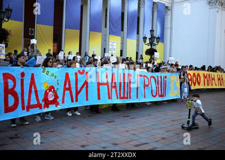 Odessa, Ukraine. Oktober 2023. Demonstranten halten ein großes Banner mit ihren Meinungen auf dem Dumskaja-Platz während einer Kundgebung gegen den Missbrauch von Haushaltsmitteln. Eine weitere Kundgebung gegen unangemessene Ausgaben des Budgets fand in der Nähe des Rathauses auf dem Dumskaja-Platz statt. Der erste Protest fand Ende August 2023 statt. Den Teilnehmern zufolge sollten alle Haushaltsmittel für den Bedarf der Streitkräfte der Ukraine und nicht für Nebenkosten wie den Kauf von Neujahrsbäumen oder die Renovierung von Gebäuden verwendet werden. Quelle: SOPA Images Limited/Alamy Live News Stockfoto