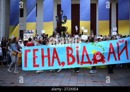 Odessa, Ukraine. Oktober 2023. Demonstranten halten ein großes Banner mit ihren Meinungen auf dem Dumskaja-Platz während einer Kundgebung gegen den Missbrauch von Haushaltsmitteln. Eine weitere Kundgebung gegen unangemessene Ausgaben des Budgets fand in der Nähe des Rathauses auf dem Dumskaja-Platz statt. Der erste Protest fand Ende August 2023 statt. Den Teilnehmern zufolge sollten alle Haushaltsmittel für den Bedarf der Streitkräfte der Ukraine und nicht für Nebenkosten wie den Kauf von Neujahrsbäumen oder die Renovierung von Gebäuden verwendet werden. Quelle: SOPA Images Limited/Alamy Live News Stockfoto