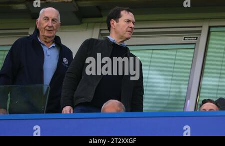 George Osborne, ehemaliger Finanzkanzler, sieht aus einer Geschäftsdose an. - Chelsea / Arsenal, Premier League, Stamford Bridge Stadium, London, UK - 21. Oktober 2023. Nur redaktionelle Verwendung – es gelten Einschränkungen für DataCo Stockfoto