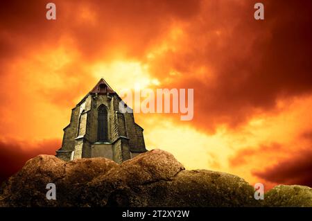 Eine antike mittelalterliche Kirche auf einem felsigen Hügel Stockfoto