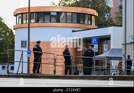 22. Oktober 2023, Sachsen-Anhalt, Dessau-Roßlau: Polizei sichert die neue Weill-Synagoge vor ihrer Einweihung. Die Synagoge ergänzt das 1908 erbaute Rabbinerhaus, das heute unter Denkmalschutz steht und in dem Kurt Weill seine Kindheit verbrachte. Mit der Synagoge verfügt die Gemeinde heute über ein modernes, barrierefreies religiöses und kulturelles Zentrum. Foto: Hendrik Schmidt/dpa Stockfoto