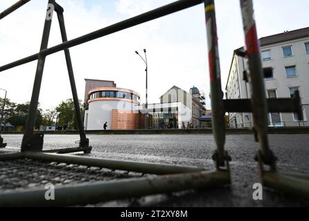 22. Oktober 2023, Sachsen-Anhalt, Dessau-Roßlau: Barrierezäune sichern das Gebiet um die neue Weill-Synagoge vor ihrer Einweihung. Die Synagoge ergänzt das 1908 erbaute Rabbinerhaus, das heute unter Denkmalschutz steht und in dem Kurt Weill seine Kindheit verbrachte. Mit der Synagoge verfügt die Gemeinde heute über ein modernes, barrierefreies religiöses und kulturelles Zentrum. Foto: Hendrik Schmidt/dpa Stockfoto