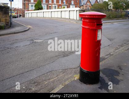 Ein wunderschönes frühe viktorianische Briefkasten in Westwood, Scarborough, hergestellt von Andrew Handyside & Co Stockfoto