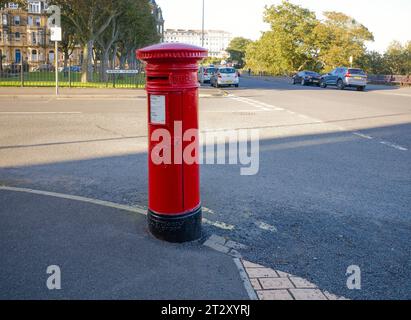 Ein viktorianischer Briefkasten von Andrew Handyside & Co. Auf der Esplanade in Scarborough Stockfoto