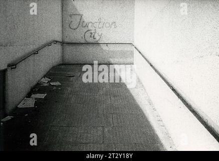 Schwarzweiß-Archivfoto aus den 1970er Jahren von Graffiti in Clapham, South London, Reading Junction City. Stockfoto