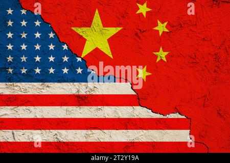 Demonstration des Konflikts zwischen den USA und China. Flagge des amerikanischen und des chinesischen Regimes auf einer zerrissenen Tonwand. Stockfoto