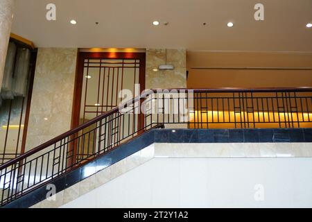 Ein elegantes und luxuriöses Treppengeländermodell in einem Raum, das ein Gefühl von Raffinesse und Opulenz ausstrahlt Stockfoto