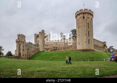 WARWICK, GROSSBRITANNIEN - 15. SEPTEMBER 2014: Dies ist das mittelalterliche Warwick Castle, das heute zu einer historischen Kultur- und Unterhaltungsanlage umfunktioniert wurde Stockfoto