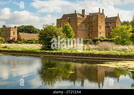 The Moat and Broughton Castle, Banbury, Oxfordshire, England Stockfoto