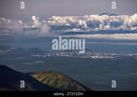 Blick auf den Vulkan Viljuchinsky vom Berg Avachinskaja. Naturattraktionen der Halbinsel Kamtschatka. Reise und Tourismus in Sibirien und der Rus Stockfoto