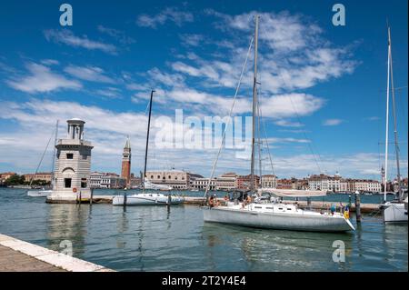 Blick vom Faro San Giorgio Maggiore (Leuchtturm San Giorgio Maggiore) und den Yachtankern auf der Insel Saint Giorgio bis zum 99 Stockfoto