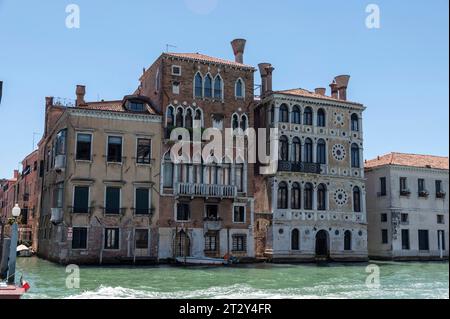 Das höhere Gebäude ist der Palazzo Barbaro Wolkoff und neben dem Palazzo Dario mit einer ornamentalen Renaissancefassade mit mehrfarbigen Steinen Stockfoto