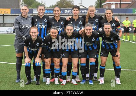 Team von Club Brugge YLA mit bis zu L bis R Torhüter Jorijn Covent (87) von Club YLA Sterre Gielen (14) Club YLA Rania Boutiebi (11) Club YLA Isabelle Iliano (18) Club YLA Hanna Stenberg (9) of Club YLA Sejde Abrahamsson (2) von Club YLA von L bis R Jade Heida (19) von Club YLA Fleur Pauwels (17) von Club YLA Angel Kerkhove (13) von Club YLA Davinia Vanmechelen (25) von Club YLA Jody Vangheluwe (22) des Club YLA, das während eines Frauenfußballspiels zwischen SV Zulte - Waregem und Club Brugge YLA auf dem abgebildet ist 7. Spieltag der Saison 2023 - 2024 der belgischen Lotto Wom Stockfoto