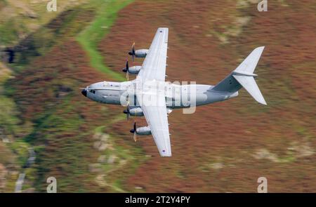 RAF Airbus A400M Atlas ZM404von RAF Brize Norton, Flug in Tiefebene in LFA17, Lake District, Cumbria Großbritannien. Stockfoto