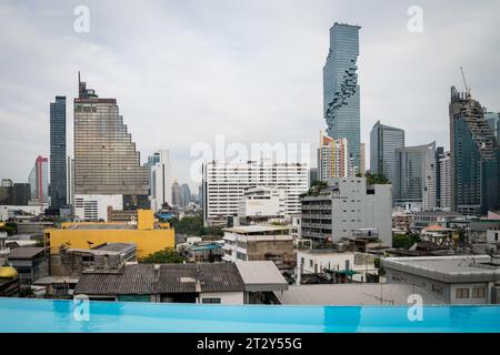 Der Blick auf die Skyline von Bangkok mit Blick auf die Silom und Sathorn Gegend der Stadt, mit Blick auf den King Power Mahanakhon Wolkenkratzer in der Ferne. Stockfoto