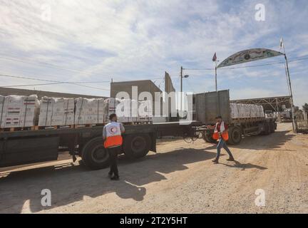 Gaza, Palästina. Oktober 2023. Mitarbeiter der Palästinensischen Rothalbmondgesellschaft erhalten den Hilfskonvoi von ägyptischer Seite an der Grenze zu Rafah. Die Organisation der Vereinten Nationen (UN) wird voraussichtlich humanitäre Hilfe für Bedürftige in verschiedenen Gebieten des Streifens leisten, sagte das Medienbüro der Regierung Gaza am Samstag. (Foto: Ahmed Zakot/SOPA Images/SIPA USA) Credit: SIPA USA/Alamy Live News Stockfoto