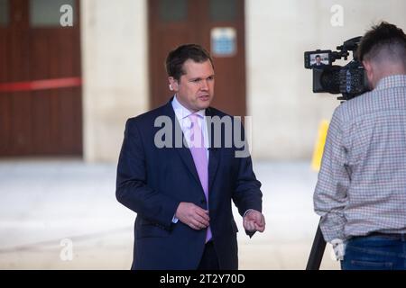 London, England, Großbritannien. Oktober 2023. Der Minister für Einwanderung ROBERT JENRICK wird vor der BBC gesehen, als er am Sonntag mit Laura Kuenssberg erscheint. (Kreditbild: © Tayfun Salci/ZUMA Press Wire) NUR REDAKTIONELLE VERWENDUNG! Nicht für kommerzielle ZWECKE! Stockfoto