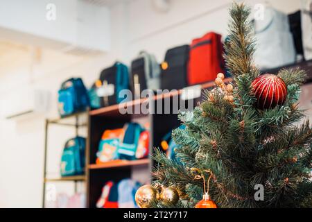 Farbenfrohe und gemusterte Taschen, die auf mehrstufigen Regalen angeordnet sind Stockfoto