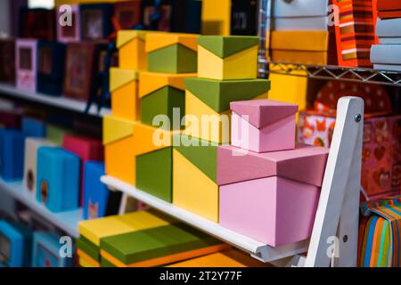 Bunte und gemusterte Geschenkboxen sind auf mehrstufigen Regalen angeordnet Stockfoto