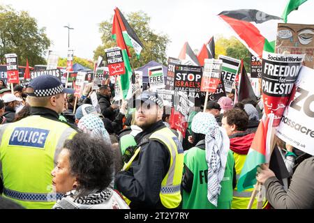 London, Großbritannien. Oktober 2023. Nationalmarsch für Gaza, stoppt den Krieg gegen Gaza. Marsch vom Marble Arch zur Downing Street. Die Forderung nach einem Waffenstillstand und aller notwendigen Hilfe für die Palästinenser, die in Gaza einreisen dürfen. Organisiert von der palästinensischen Solidaritätskampagne, Friends of Al-Aqsa, Stop the war Coalition, Muslim Association of Britain, Palästinensisches Forum in Großbritannien und CND. Die Polizei beobachtet Demonstranten, die sich in der Nähe von Marble Arch versammeln. Quelle: Stephen Bell/Alamy Live News Stockfoto