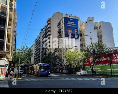 Buenos Aires, Argentinien. Oktober 2023. Politische Schilder entlang der Straßen von Buenos Aires. Das tägliche Leben in Buenos Aires im Zusammenhang mit den Tagen vor den Präsidentschaftswahlen, die am 22. Oktober 2023 abgestimmt werden. Quelle: SOPA Images Limited/Alamy Live News Stockfoto